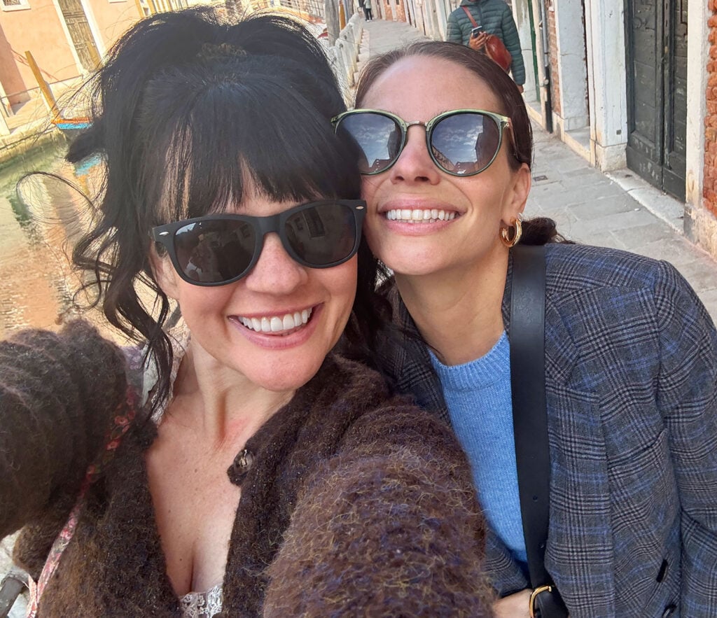 elsie-sherry-selfie-in-venice-italty-1024x883-1 Elsie A Beautiful Mess And Sherry Selfie Photo In Venice Italy