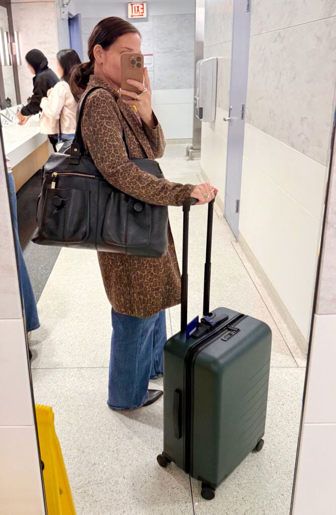 sherry-bathroom-mirror-selfie-airport-668x1024-1 Sherry Selfie In Airport Mirror With Suitcase On Trip To Italy