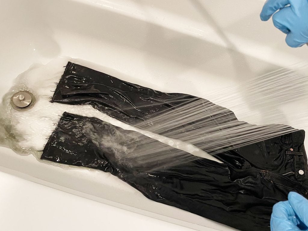 dye-clothes-rinse-in-bathtub-1024x768-1 Rinsing Excess Black Dye from Jeans In Bathtub