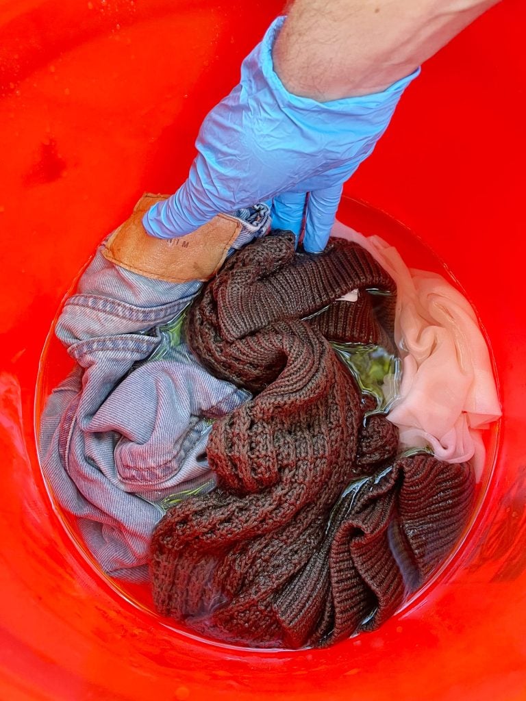 dye-clothes-wet-clothes-first-768x1024-1 Pre-wetting clothes to be dyed in bucket