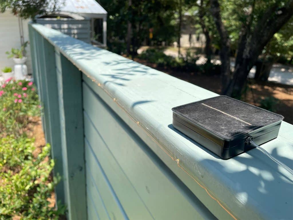 backyard-solar-lights-fence-fairy-solar-panel-1024x768-1 Small Solar Panel Sitting On Top Of Fence For LED Solar Lights