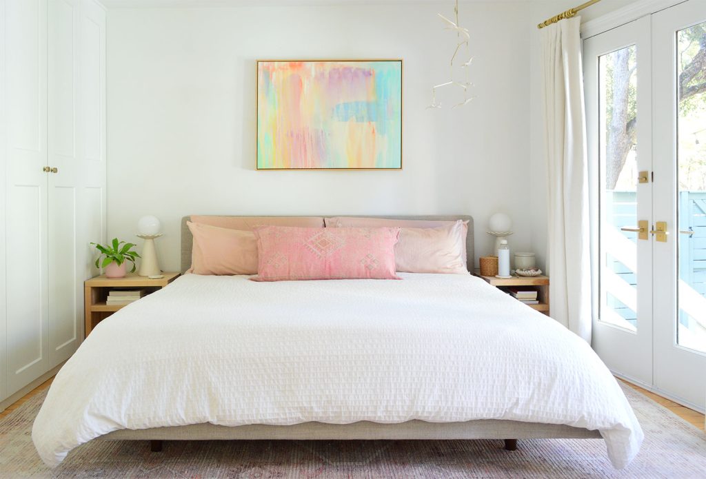 beachy-bedroom-bed-straigth-on-1024x695-1 White King Bed With Pink Pillows And Bright Colorful Painting