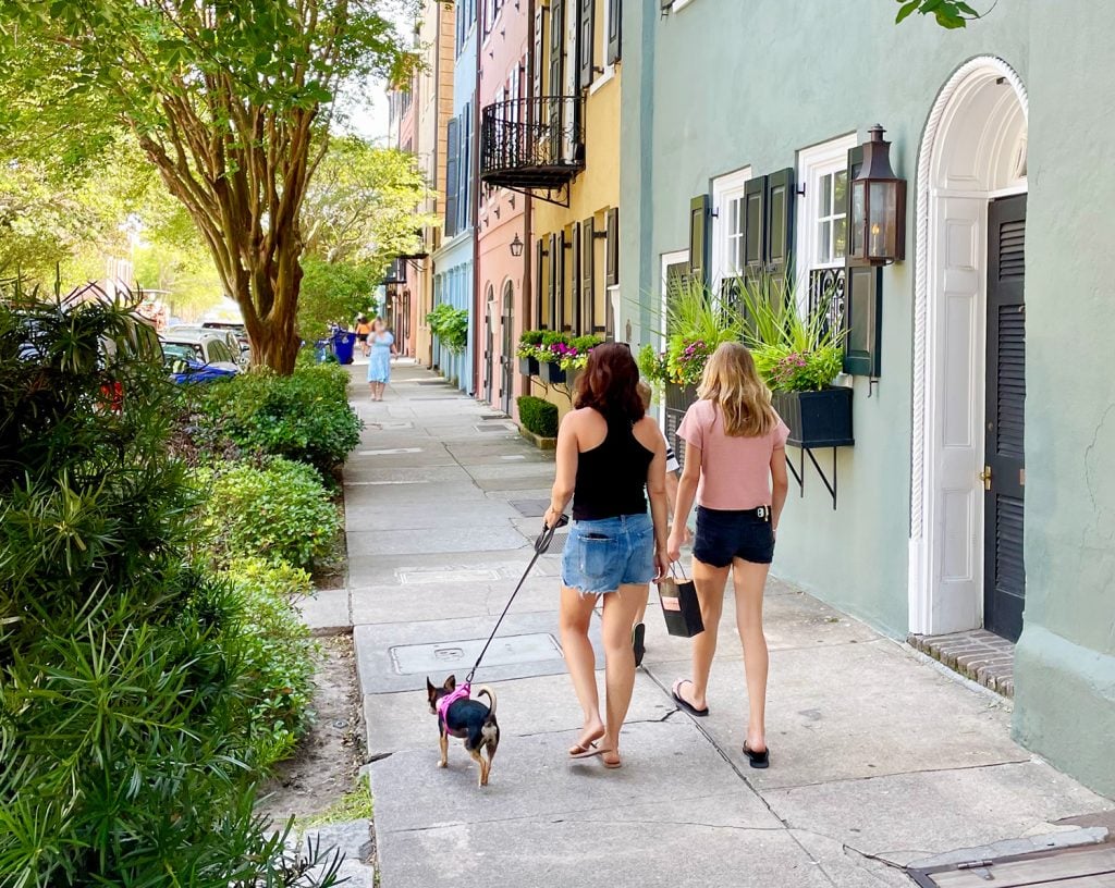 charleston-south-carolina-featured-image-rainbow-row-1024x816-1 Family With Dog And Children Walking On Rainbow Row In Charleston South Carolina