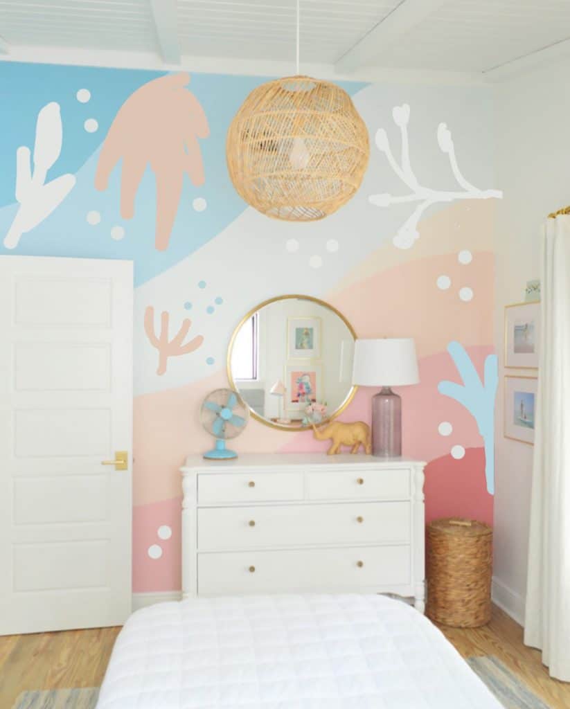 instagram-wall-doodles-823x1024-1 Beachy shapes roughly drawn on photo of mural using Instagram
