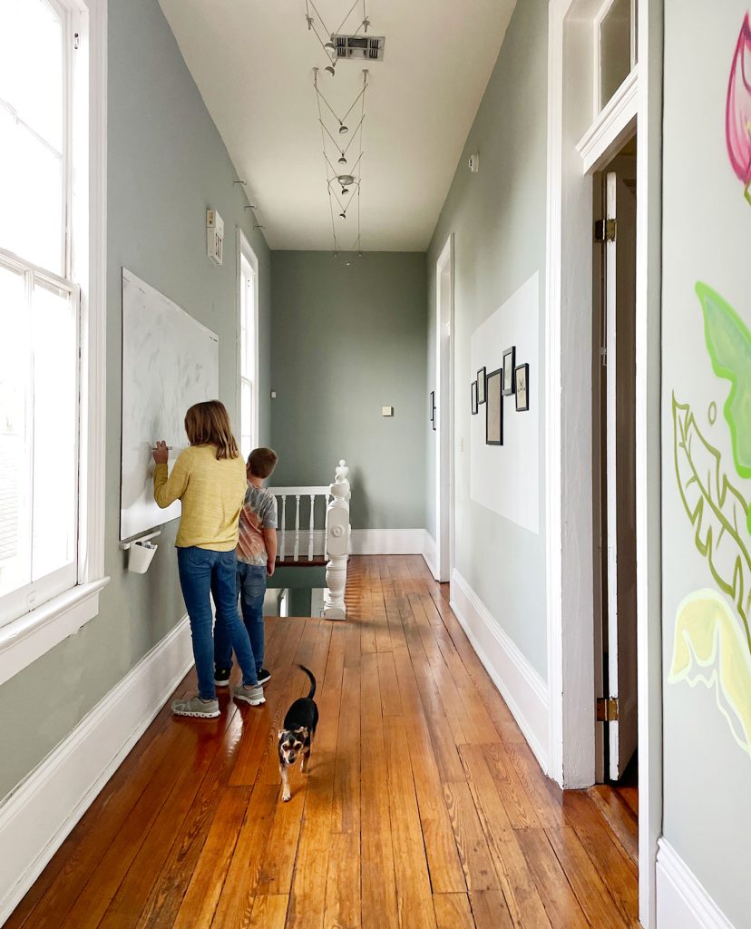 new-orleans-airbnb-hallway-with-kids-828x1024-1 Dog-friendly Airbnb In New Orleans Magazine Street With Large Whiteboard