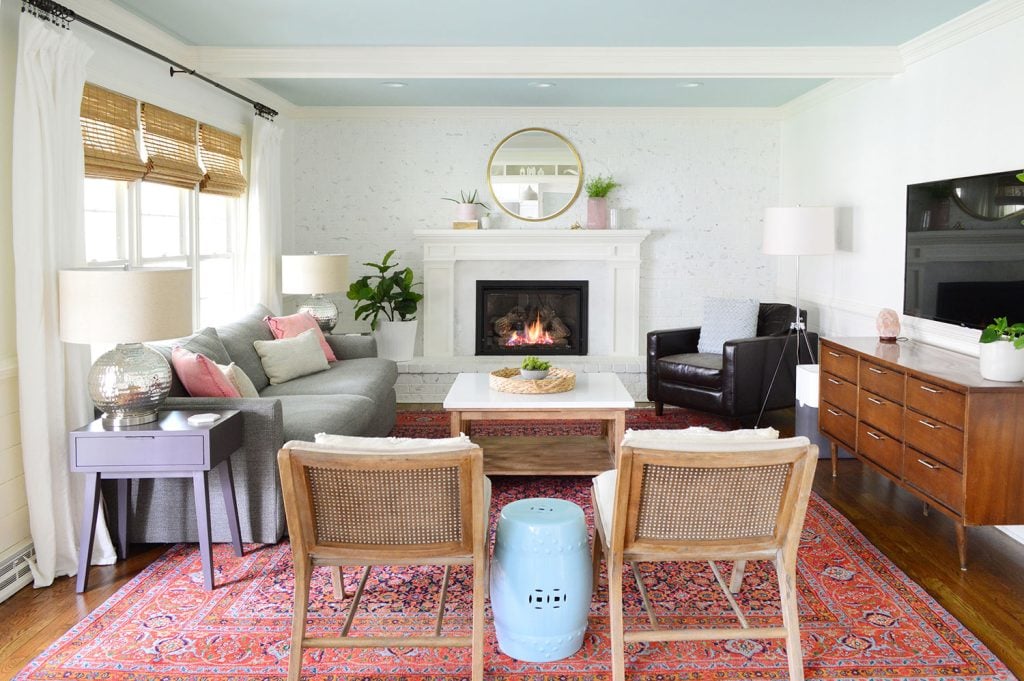 simply-white-walls-modern-traditional-living-room-1024x681-1 Modern Traditional Living Room With BM Simply White Walls And Trim