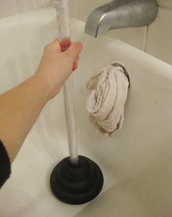 uncloging-a-drain-plunger unclogging bathtub drain with plunger