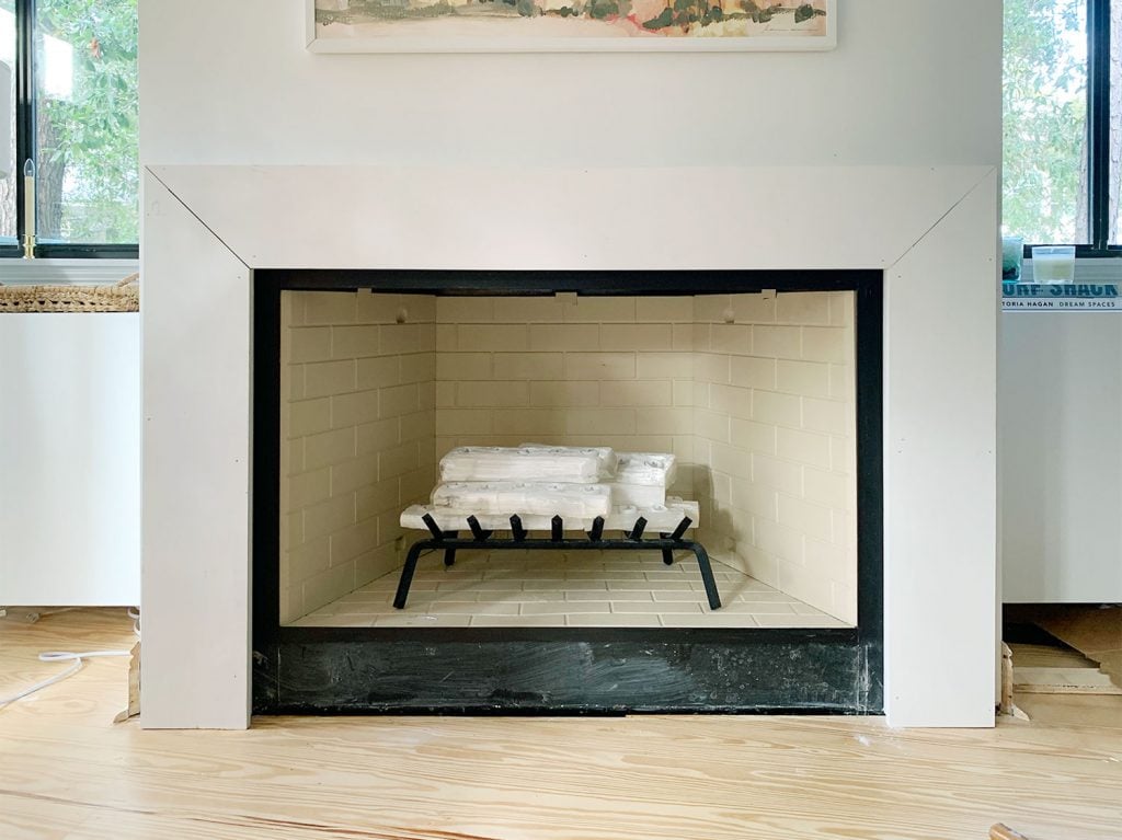 diy-fireplace-mantel-top-flat-piece-added-1024x767-1 Thick White Board Added To Top Of Fireplace Mantel To Completely Cover Brace